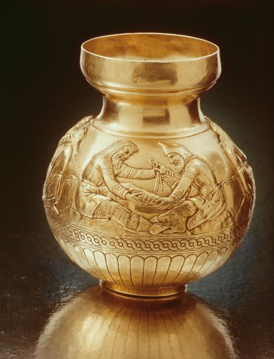 Botella con base de anillo que representa a escitas en diversas actividades de Greek School