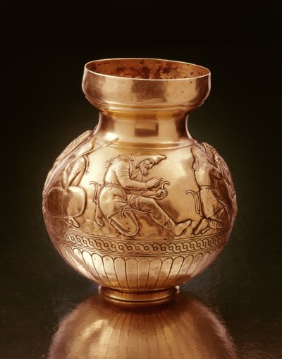 Botella con base de anillo que representa a escitas en diversas actividades de Greek School