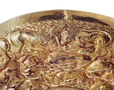 Cuenco de libación con decoraciones en relieve en forma de leones y panteras de Greek School