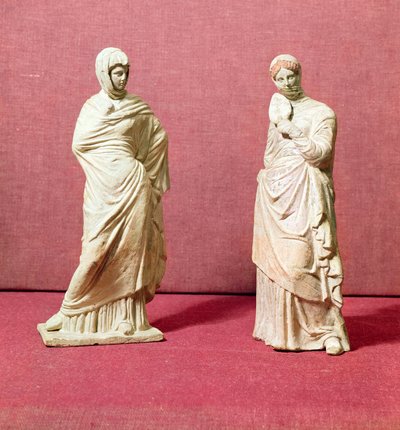 Dos estatuas de mujeres de pie, de Tanagra, c.350 a.C. de Greek School
