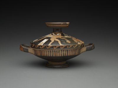 Lekanis de Apulia: cabeza de mujer y genio alado (terracota) de Greek School