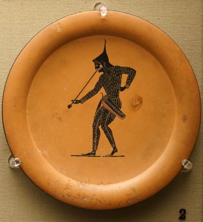 Plato de figuras negras, fabricado en Atenas de Greek School