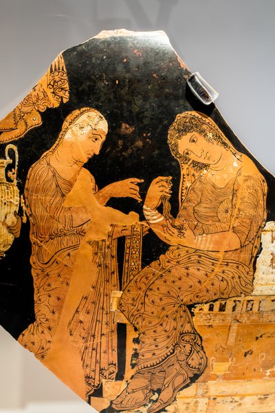 Electra y una doncella en la tumba de Agamenón (cerámica con reflejos amarillos y blancos) de Greek School