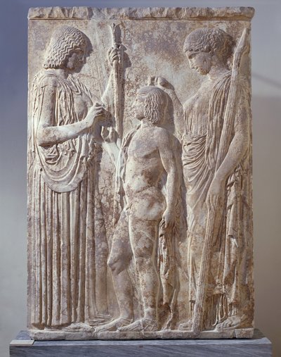 Bajorrelieve de mármol que representa la Tríada de los Misterios de Eleusis con Perséfone, Deméter y Triptólemo, procedente de Eleusis. de Greek School