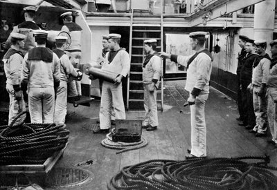 En el ejercicio con un cañón de disparo rápido de 6 pulgadas a bordo del acorazado HMS Resolution, 1896 de Gregory and Co