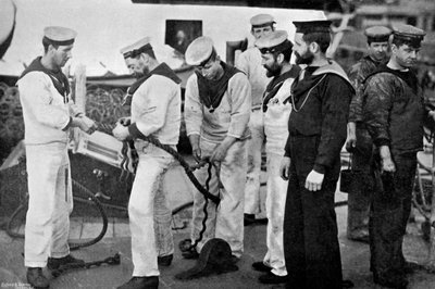Marineros trabajando empalmando una cuerda a bordo del acorazado HMS Majestic, 1896 de Gregory and Co