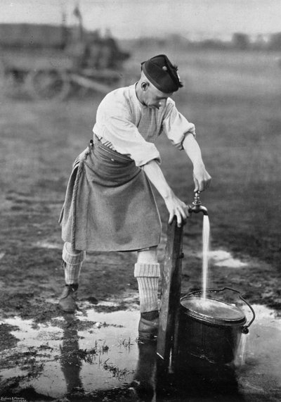 Vida de campamento, obteniendo agua, 1896 de Gregory and Co