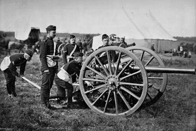 Artilleros de artillería de campo entrenando con un cañón de 12 libras, 1895 de Gregory and Co