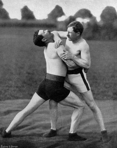 El cuerpo y el cuello doble, exhibición de lucha, Aldershot, Hampshire, 1896 de Gregory and Co