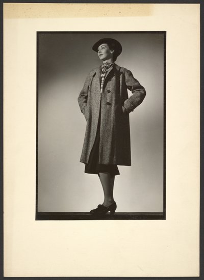 [Mujer modelando abrigo] de Günther Krampf