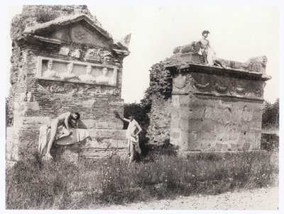 Niños entre tumbas (foto) de Guglielmo (1852 1930) Plüschow