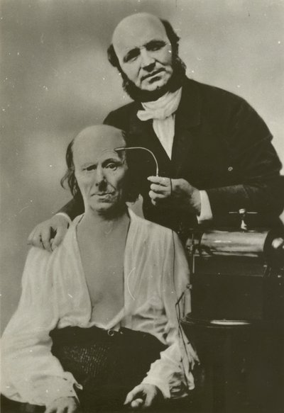 Neurólogo francés Duchenne de Boulogne usando su aparato de electrofisiología en un anciano de Guillaume Benjamin Armand Duchenne de Boulogne
