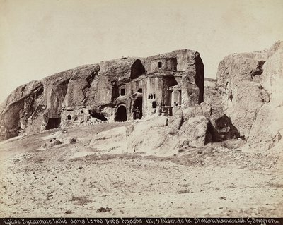 Una iglesia bizantina tallada en la roca, ubicada cerca de Ayache-in, en las afueras de la Estación Hamam, Turquía de Guillaume Berggren