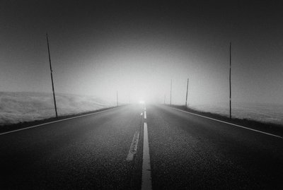 Una misteriosa carretera envuelta en niebla de Gustav Davidsson