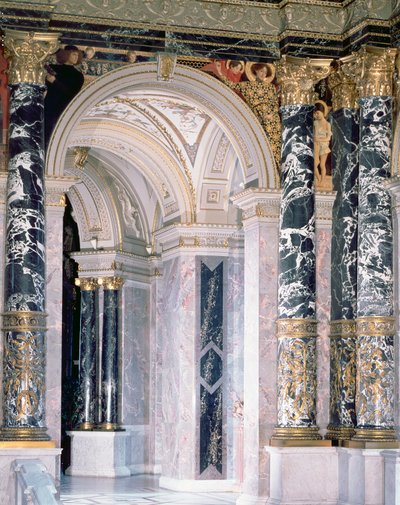 Interior del Museo de Historia del Arte en Viena, detalle que representa el arco y la decoración del tímpano de figuras que representan el Renacimiento italiano, 1890-91 de Gustav Klimt