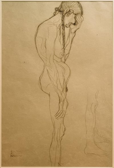 Mujer mayor de pie en perfil hacia la derecha, estudio de pierna de Gustav Klimt