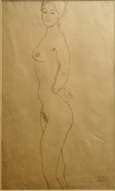 Desnudo femenino de pie hacia la izquierda, la mano en la... de Gustav Klimt