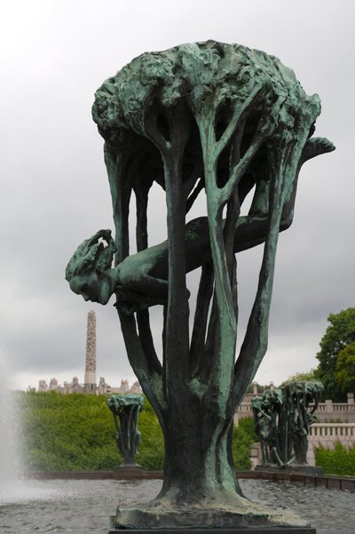Niña en un árbol, escultura en el Parque Frogner, Oslo, Noruega de Gustav Vigeland