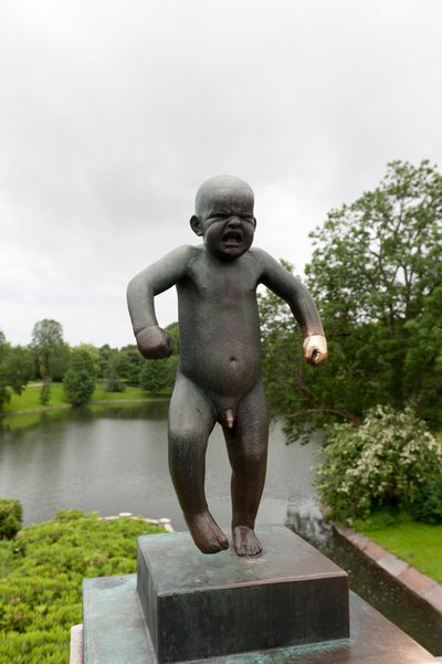 "Sinnatageen" niño enojado, escultura en Frogner Park, Oslo, Noruega de Gustav Vigeland
