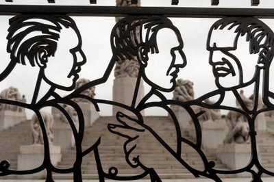 Puertas de hierro forjado de esculturas de hombres desnudos en Frogner Park, Oslo, Noruega de Gustav Vigeland