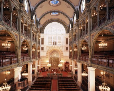 Interior de la Sinagoga de Rue des Tournelles construida en 1866 - 1867. Arquitecto: Varrollier. Ingeniero: Gustave Eiffel en París de Gustave Eiffel