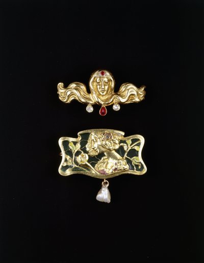 Un broche Art Nouveau de Gustave-Roger Sandoz, y un broche de metal en forma de Art Nouveau con plique a jour y una perla colgante, broche de color dorado y piedras preciosas, c.1900 de Gustave Roger Sandoz