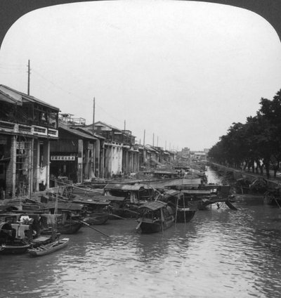 El canal abarrotado, desde el Puente Inglés, Cantón, China, 1901 de H. C. White