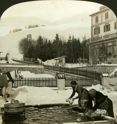Mujeres lavando ropa en la fuente pública en pleno invierno, Zuoz, Suiza de H. C. White