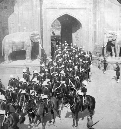 Una procesión pasando por la Puerta de Delhi, Lahore, Pakistán, 1913 de H. D. Girdwood