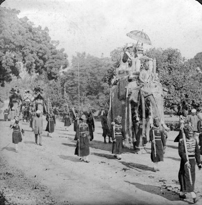 Lord y Lady Harding montando un elefante, India, 1913 de H. D. Girdwood
