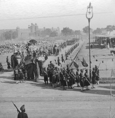 Maharajás rodeando Jumma Muisjid, Delhi, India, 1913 de H. D. Girdwood