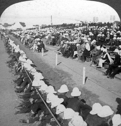 Viendo un partido de fútbol entre los regimientos Lancashire Fusiliers y Border, Delhi, 1910s de H. D. Girdwood