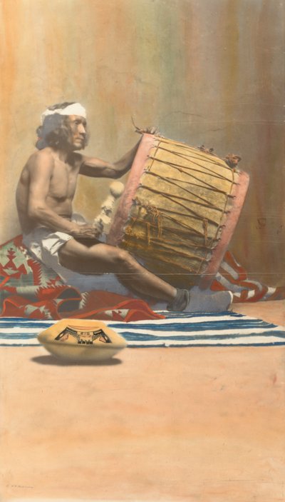 Músico hopi tocando tambor, s.f. de H. R. Robinson