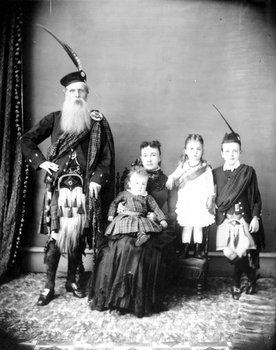 Donald y Harriet Mackay y familia o Charles Ross con su esposa, Catherine Toma, y niños, c.1885 de Hannah Maynard