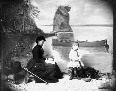 Hannah Maynard y una niña pequeña con su carro, 1884 de Hannah Maynard
