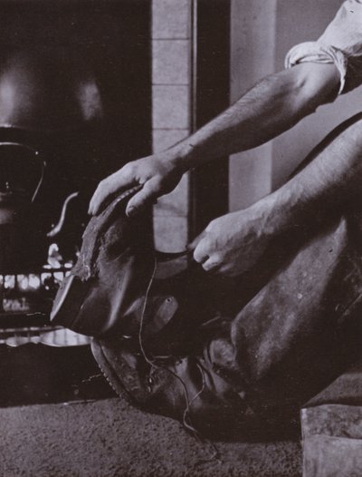 Sin botas (foto en blanco y negro) de Harold Burdekin