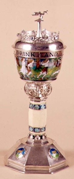 Copa de amor y tapa, ornamento aplicado con tallo de marfil, c.1905-09 de Harold Stabler