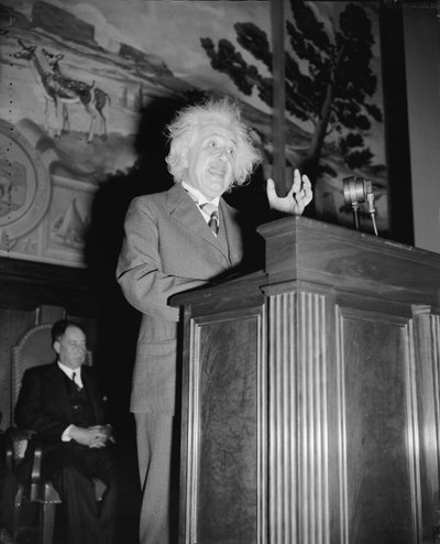 Albert Einstein hablando, c.1940 (foto b/n) de Harris & Ewing