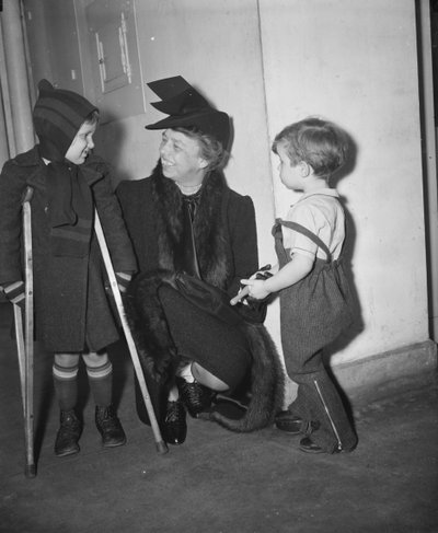 La Primera Dama Eleanor Roosevelt visitando el Hospital Infantil, Washington DC, EE.UU., enero de 1939 (foto b/n) de Harris & Ewing