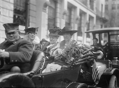 Jeanette Rankin jurando su cargo en el Congreso de Harris & Ewing