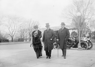 John Pierpont Morgan con su hijo y su hija en la investigación del Money Trust de Harris & Ewing