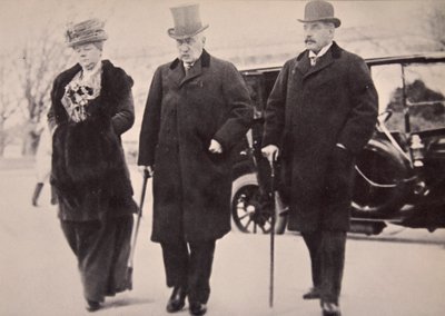John Pierpont Morgan con su hijo y su hija asistiendo a la Money Trust Investigation (foto sepia) de Harris & Ewing