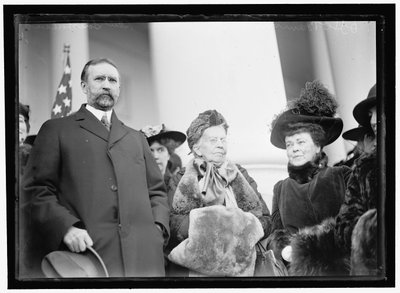 La Srta. Belva Ann Lockwood, con el Senador Southerland de Harris & Ewing