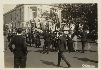 La policía confisca las pancartas de las sufragistas antes de que lleguen al Senado de EE.UU. de Harris & Ewing