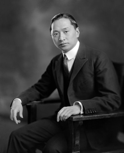 Vi Kyuin Wellington Koo (1887-1985) diplomático chino, foto de Harris & Ewing c. 1925 de Harris & Ewing