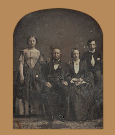 Retrato de grupo de una familia no identificada de Harrison and Hill