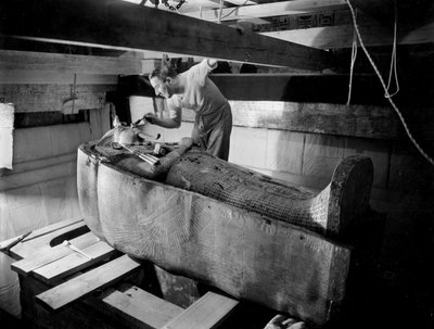 Descubrimiento de la tumba del faraón Tutankamón en el Valle de los Reyes (Egipto) : en la cámara funeraria, Howard Carter trabajando en la tapa del segundo ataúd, octubre de 1925, foto de Harry Burton (p1568) de Harry Burton