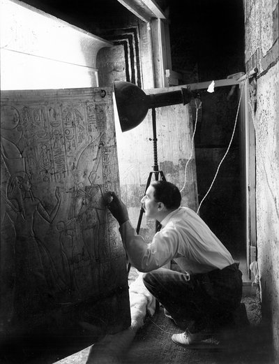 Descubrimiento de la tumba del faraón Tutankamón en el Valle de los Reyes (Egipto) : Howard Carter mirando a través de las puertas del segundo santuario, 4 de enero de Harry Burton