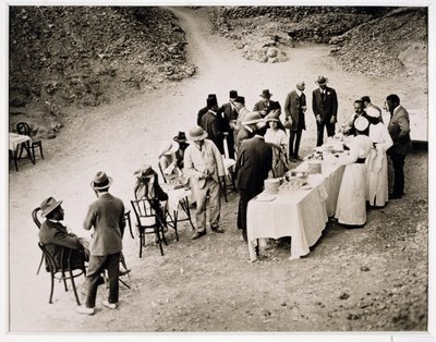 Distinguidos visitantes tomando un refrigerio cerca de la tumba de Tutankamón en la apertura de la cámara interior, Valle de los Reyes de Harry Burton