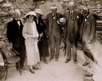 Howard Carter (1873-1939) y un grupo de europeos junto a las excavaciones de la tumba de Tutankamón, Valle de los Reyes (impresión en plata gelatina) de Harry Burton